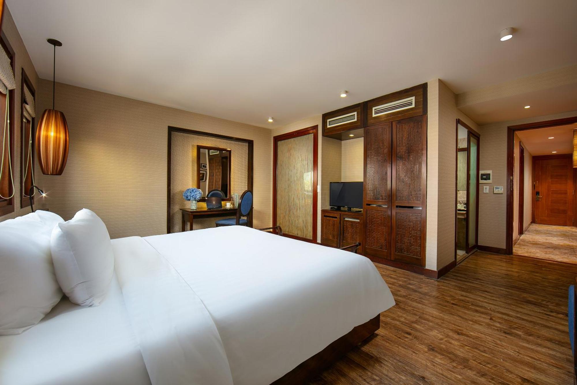 Suite with City View,1543040539:JPEG